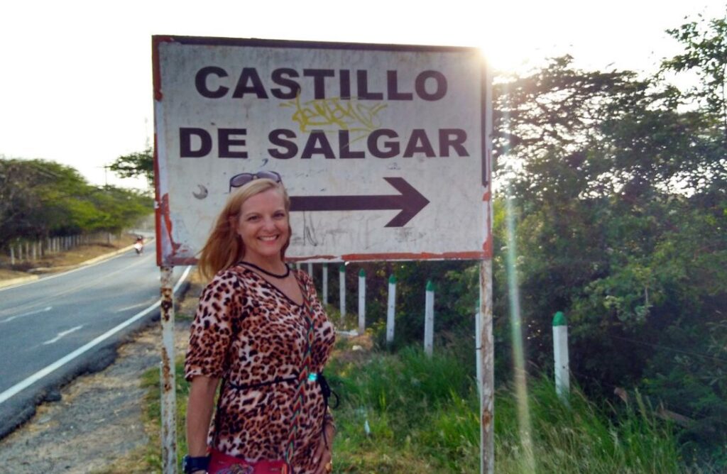 A sign on the main road leads visitors to Castillo Salgar in Barranquilla, Colombia, photo 2017 ©Kate Dana